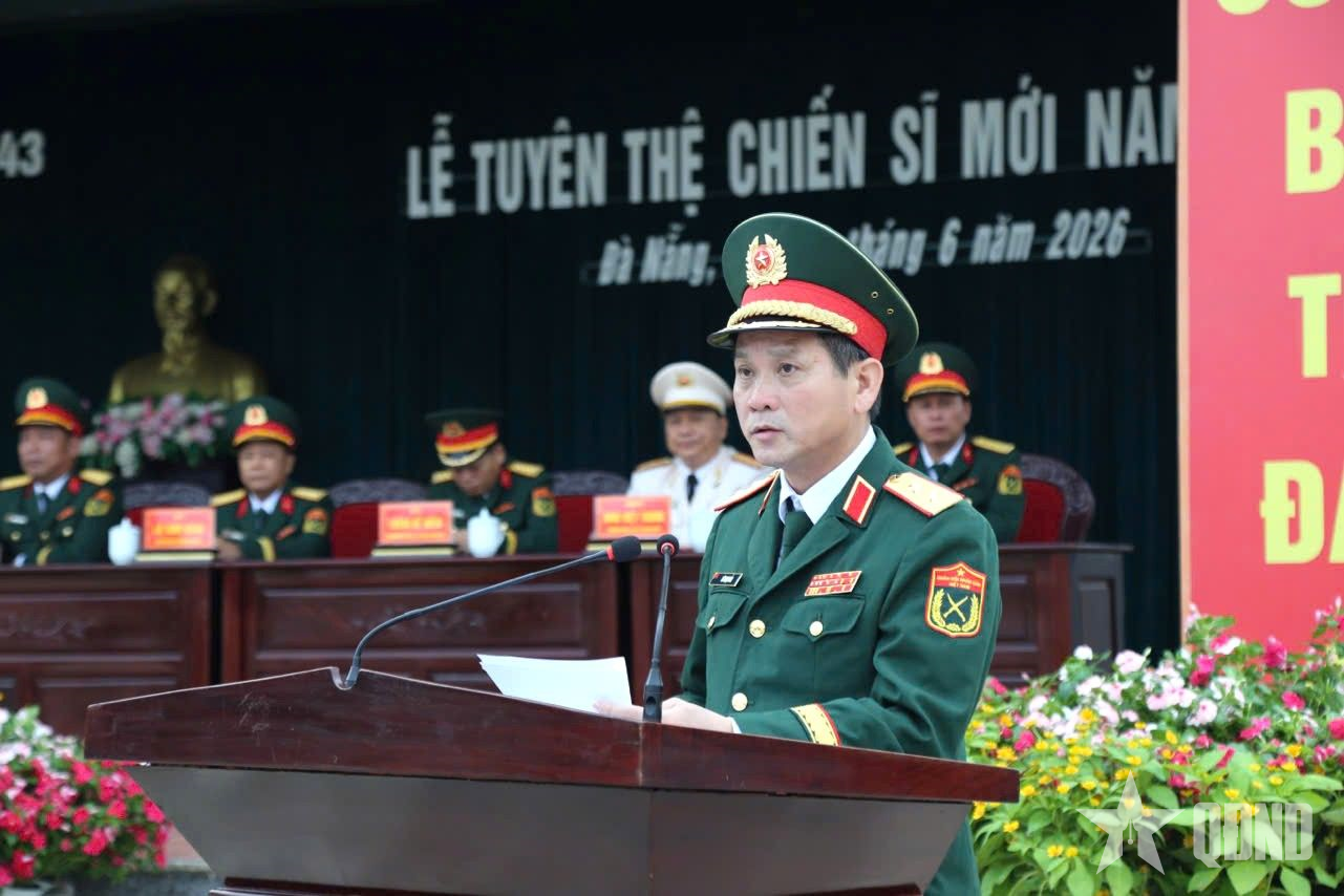 Tư lệnh Quân khu 5 dự Lễ tuyên thệ chiến sĩ mới tại Trung đoàn 143