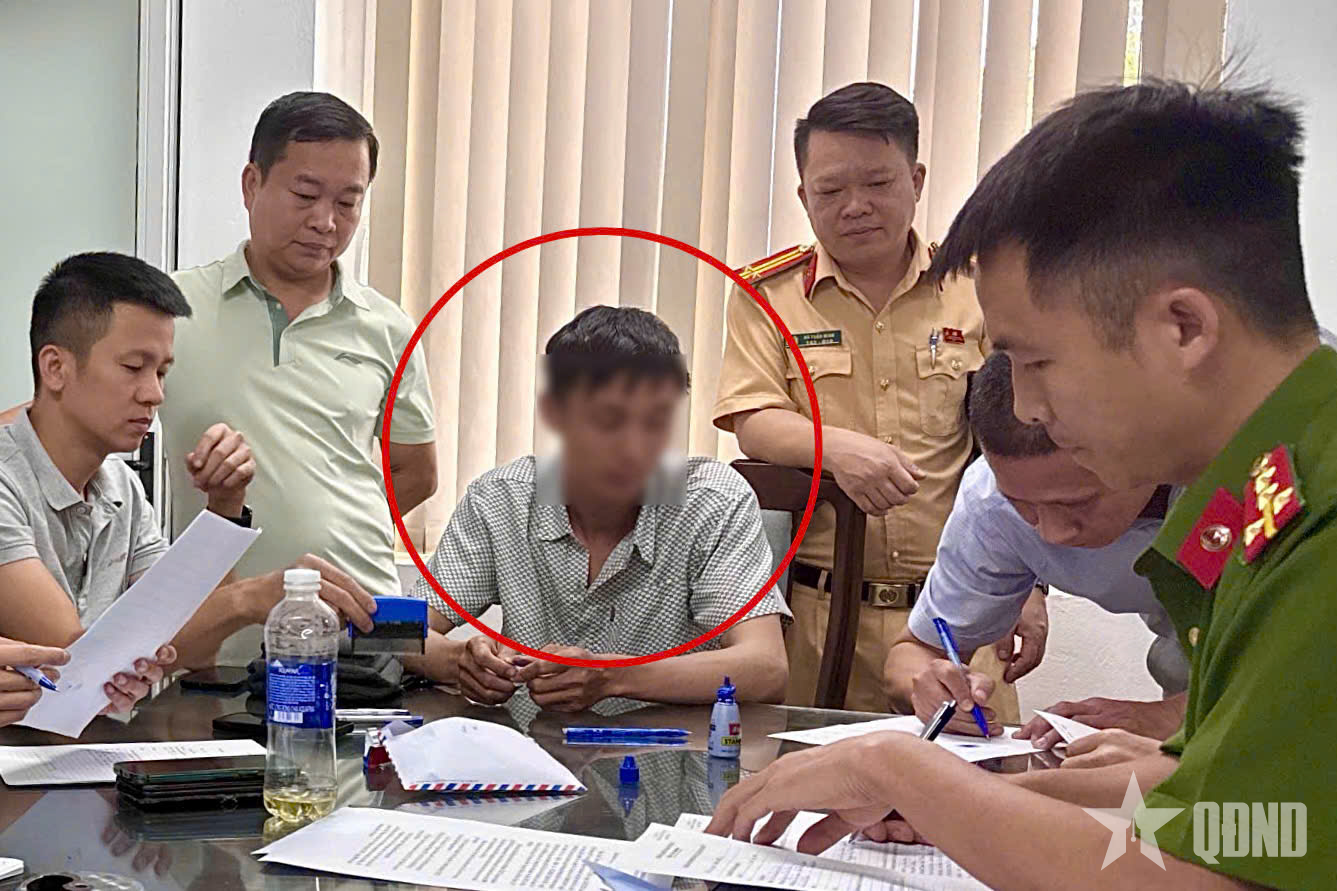 Hà Nội: Phát hiện thí sinh sử dụng camera cúc áo, tai nghe siêu nhỏ để gian lận thi sát hạch lái xe