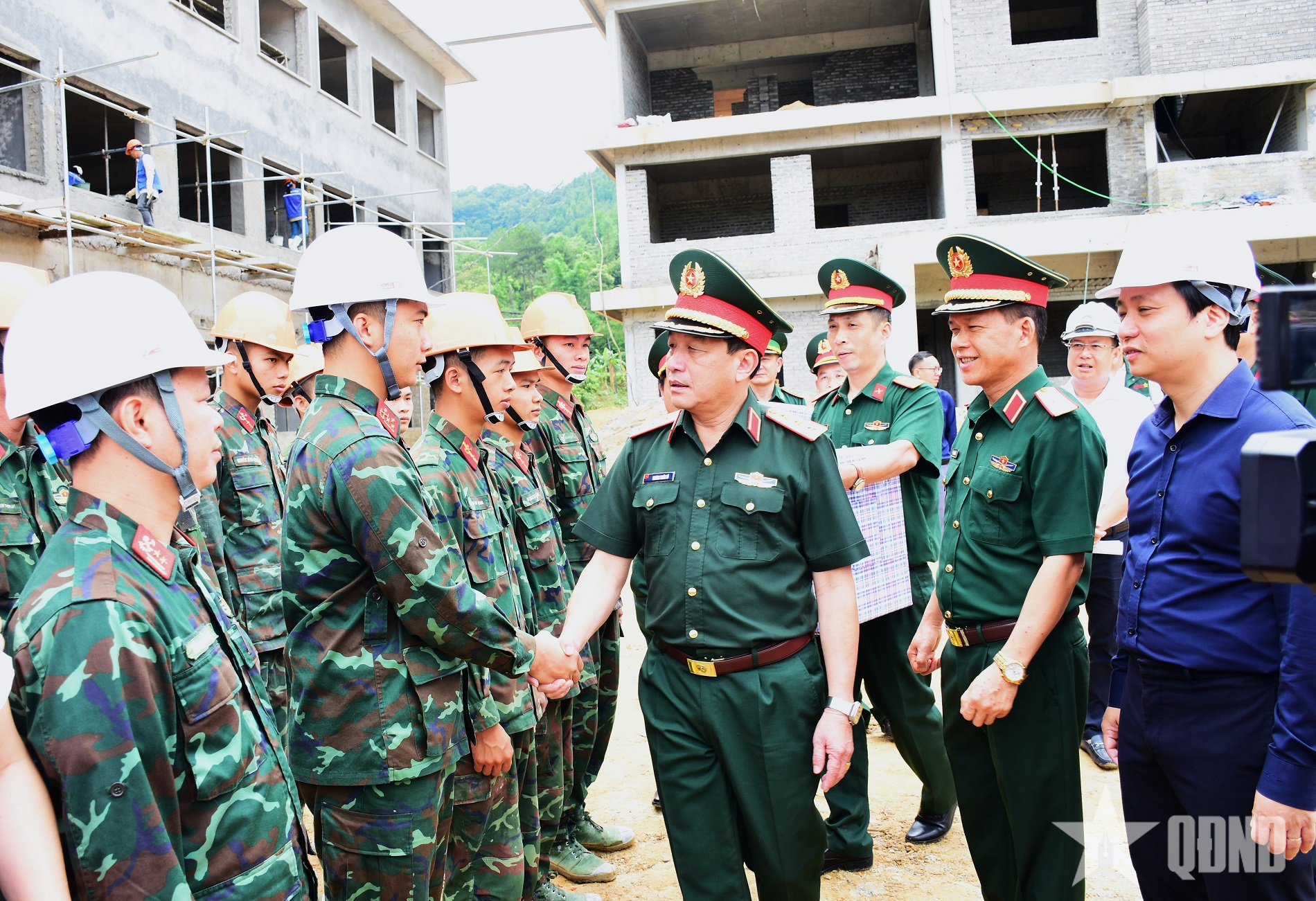 Thượng tướng Trương Thiên Tô thăm, động viên các lực lượng tham gia xây dựng trường học tại Cao Bằng