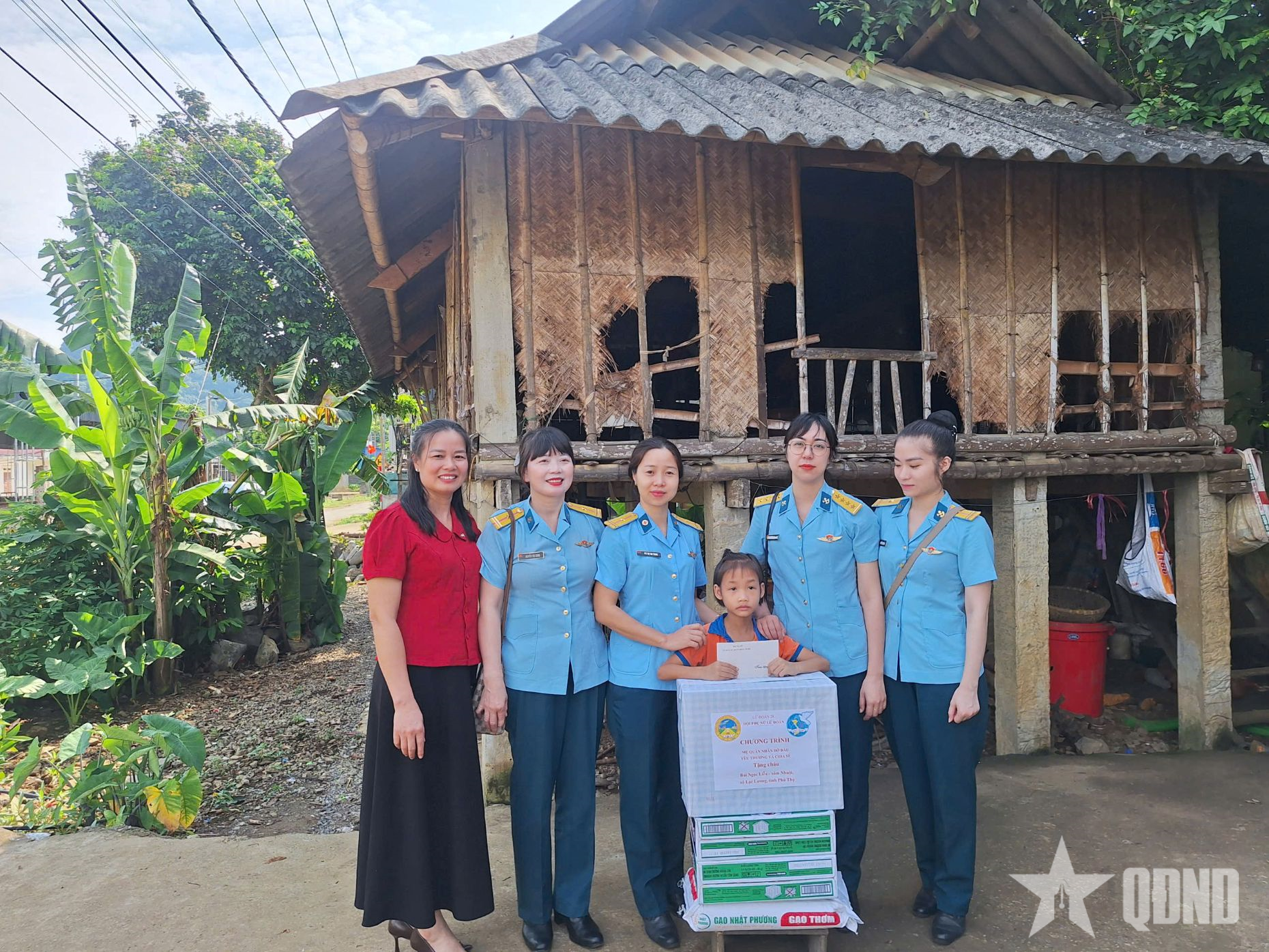 Lữ đoàn Công binh 28 trao quà tặng 6 học sinh có hoàn cảnh đặc biệt khó khăn