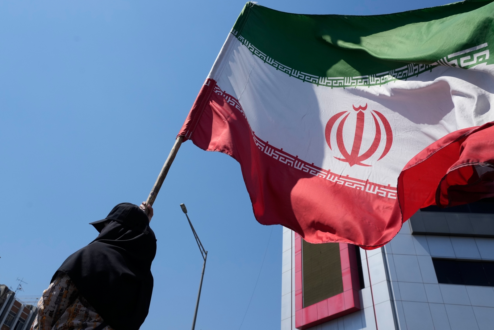 Đàm phán Mỹ - Iran vẫn được duy trì bất chấp các cuộc không kích qua lại