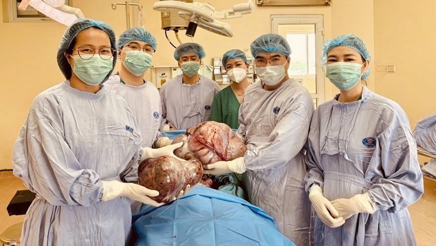Nữ sinh 16 tuổi mang hai khối u gần 15kg, được giữ lại khả năng làm mẹ