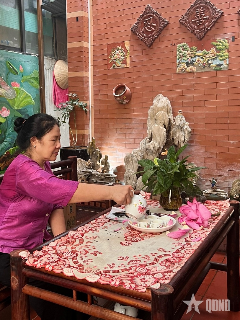Tr&agrave; sen T&acirc;y Hồ v&agrave;o vụ
