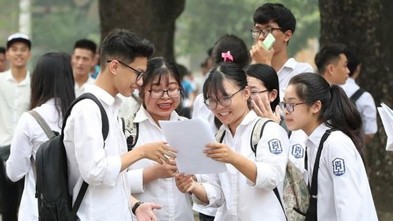 Nắm tay con đi qua mùa thi