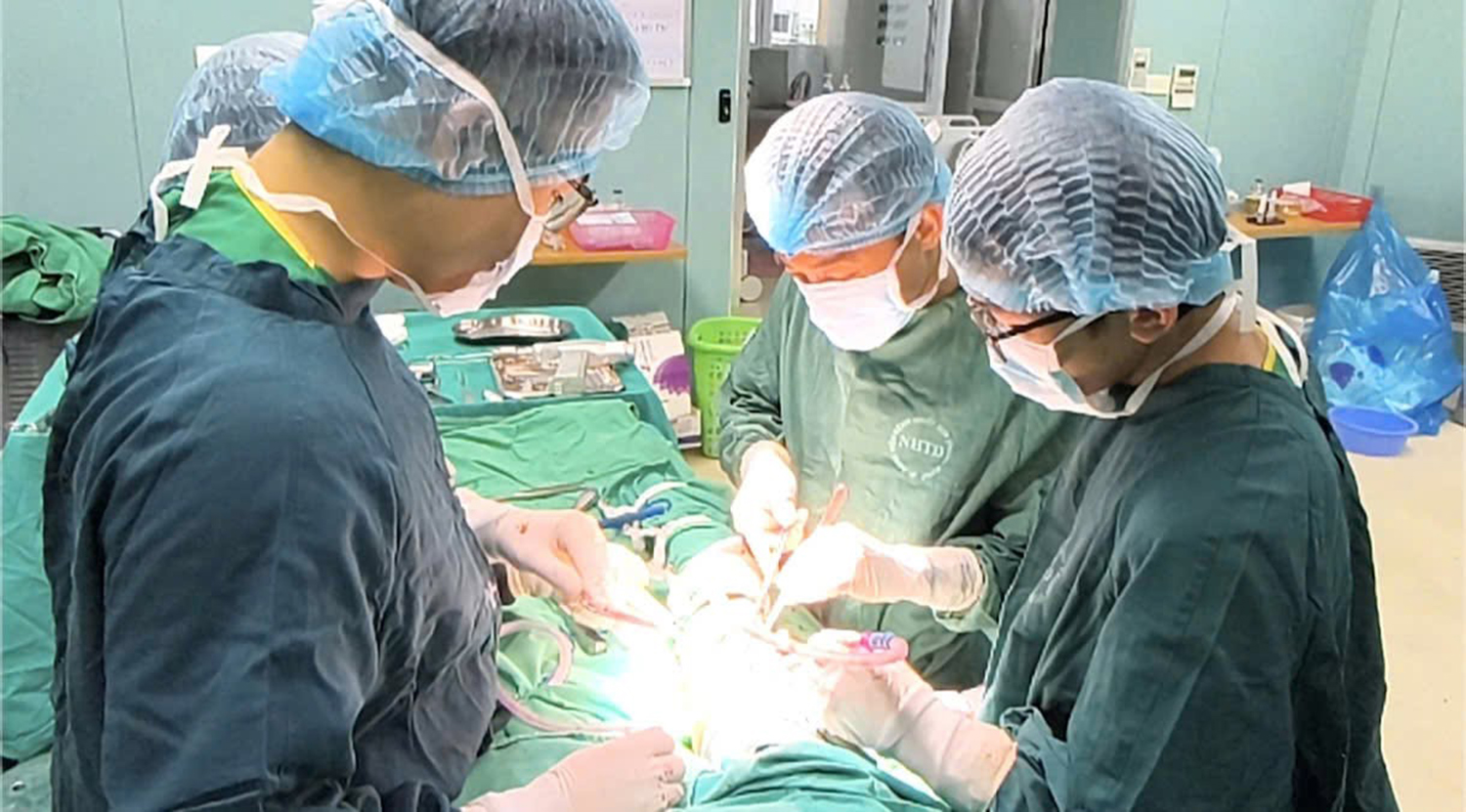 Bé trai 11 tuổi suýt mất chân vì tụ cầu vàng tấn công xương đùi