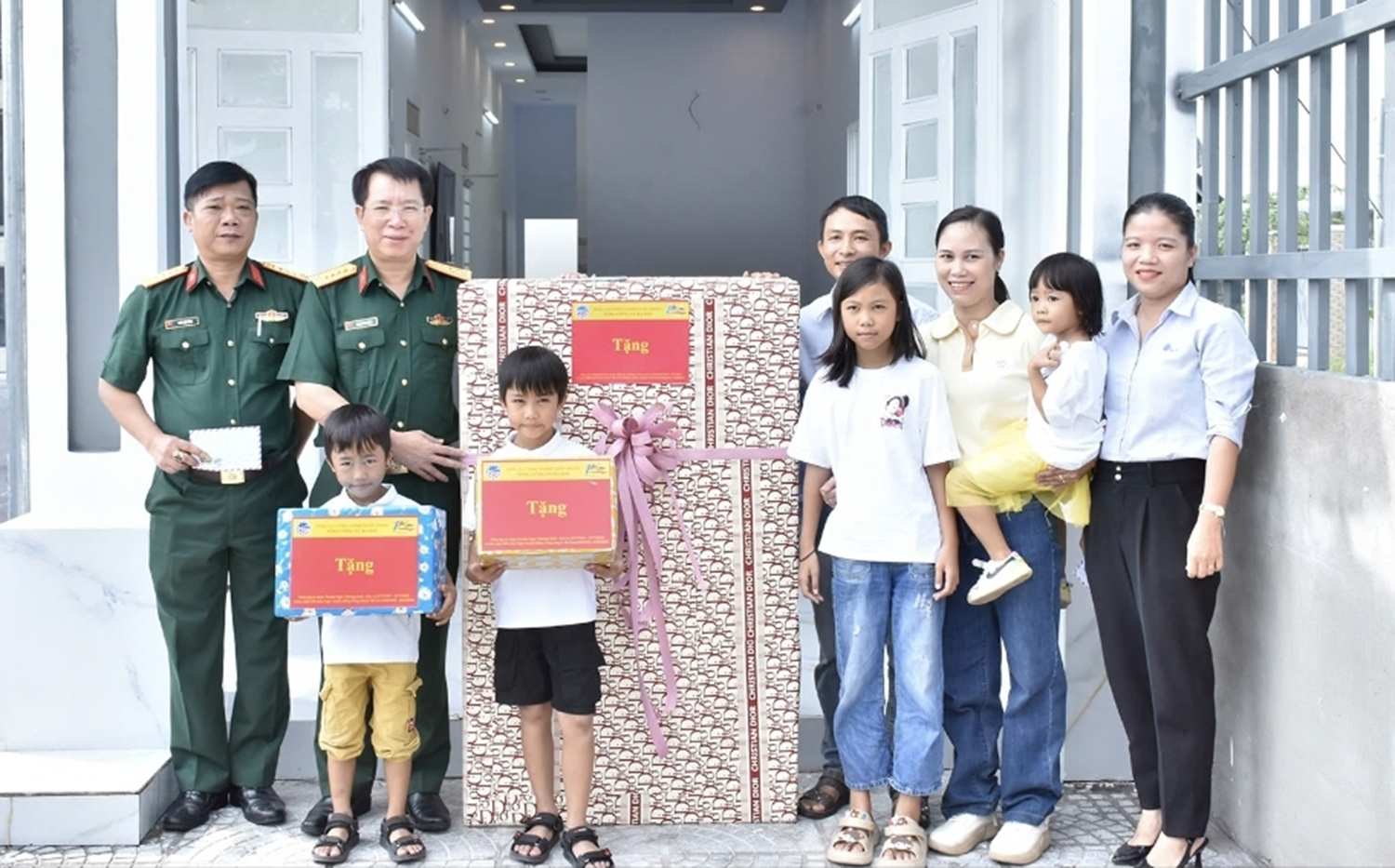 Điểm tựa từ những mái nhà nghĩa tình