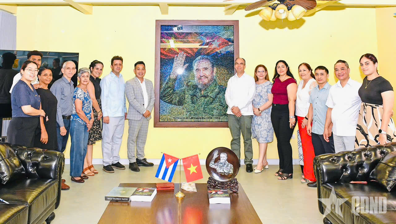 Trao tác phẩm nghệ thuật “Fidel Castro Ruz - Cuba trong trái tim người Việt” tặng Đại sứ quán Cuba tại Việt Nam