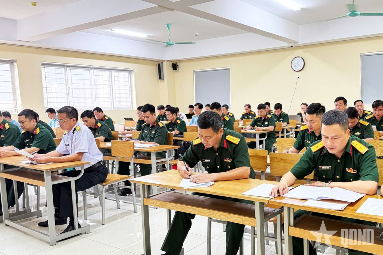 Khi cán bộ lãnh đạo gác việc, luyện bài