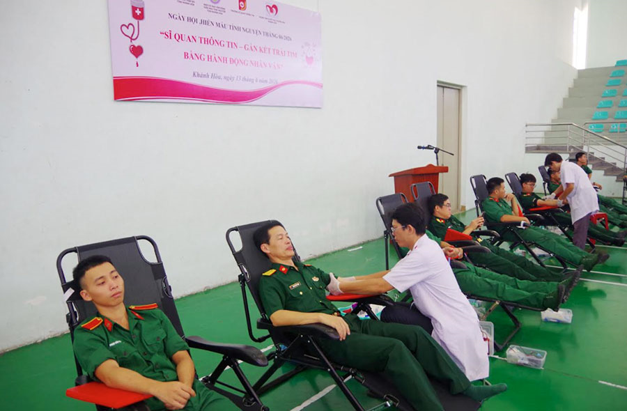 Trường Sĩ quan Thông tin phấn đấu tiếp nhận 500 đơn vị máu