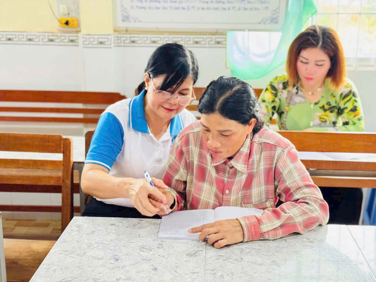 Miệt mài dạy chữ cho học viên cao tuổi