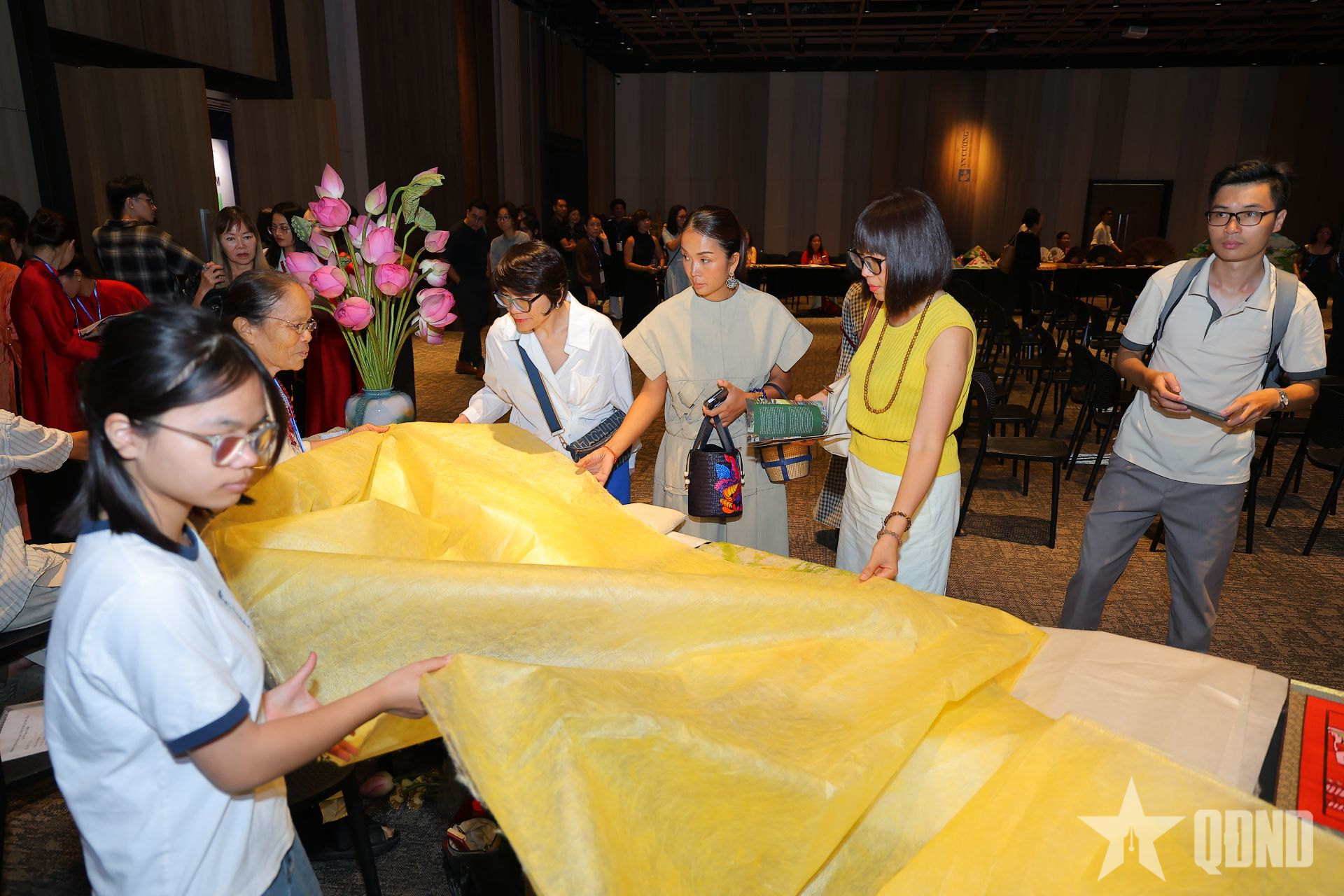 Giới thiệu tinh hoa làng nghề truyền thống Hà Nội trong “Chợ phiên kết duyên sáng tạo”