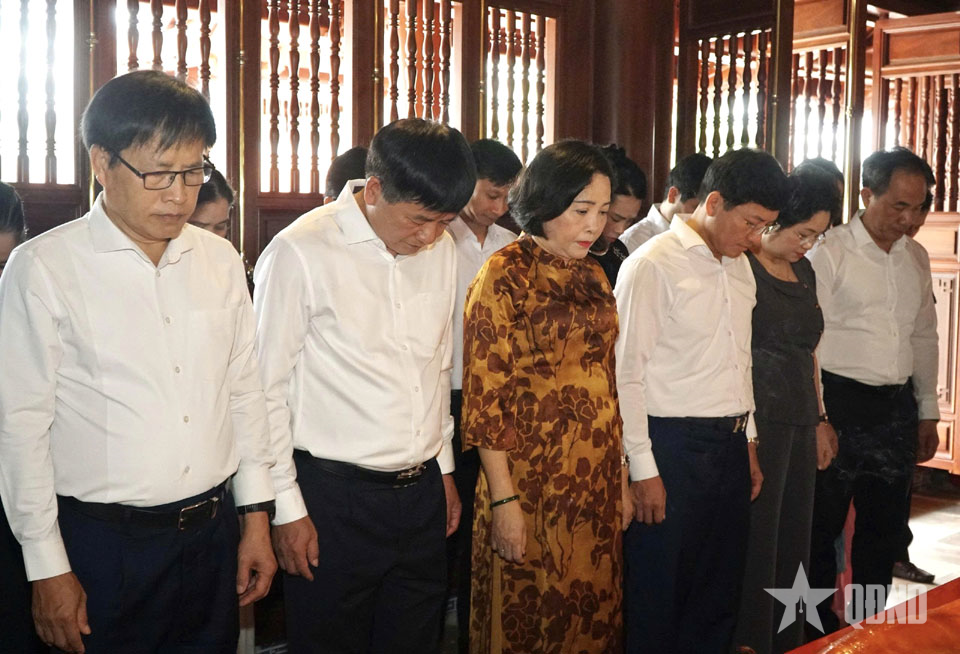 Phó chủ tịch Quốc hội Nguyễn Thị Thanh dâng hương tưởng niệm Chủ tịch Hồ Chí Minh và tri ân các liệt sĩ tại Điện Biên