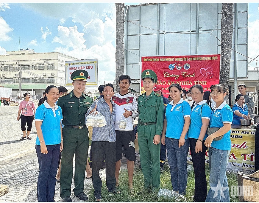 Bộ đội Biên phòng An Giang trao tặng “Cháo ấm nghĩa tình”