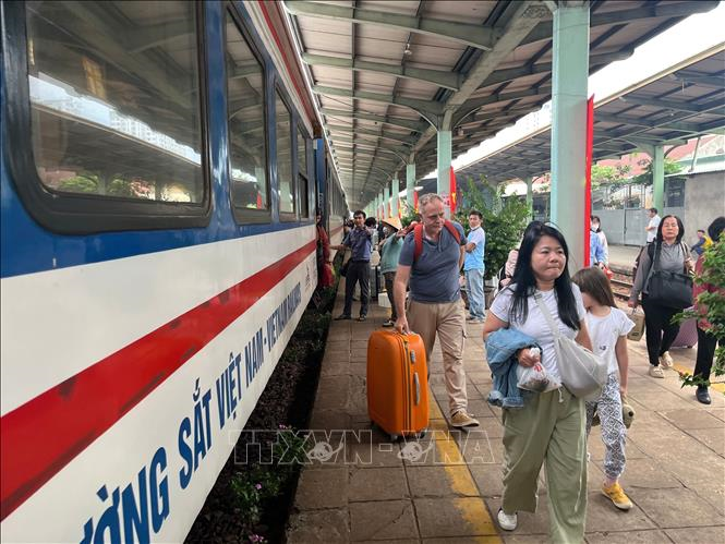 Nhiều tính năng mới trên các đoàn tàu phục vụ cao điểm hè