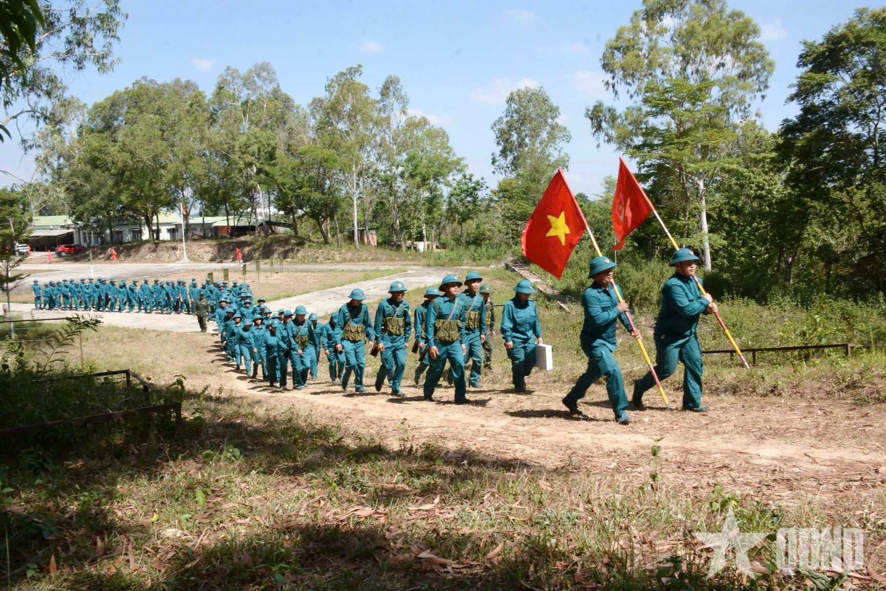 Chiến sĩ dân quân hăng say huấn luyện