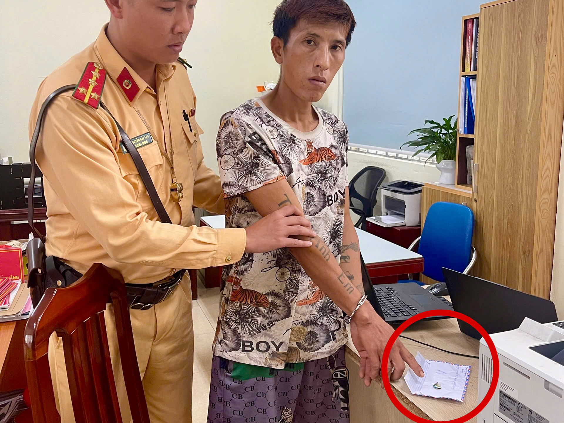 Cảnh sát giao thông Hà Nội bắt giữ đối tượng tàng trữ trái phép chất ma túy