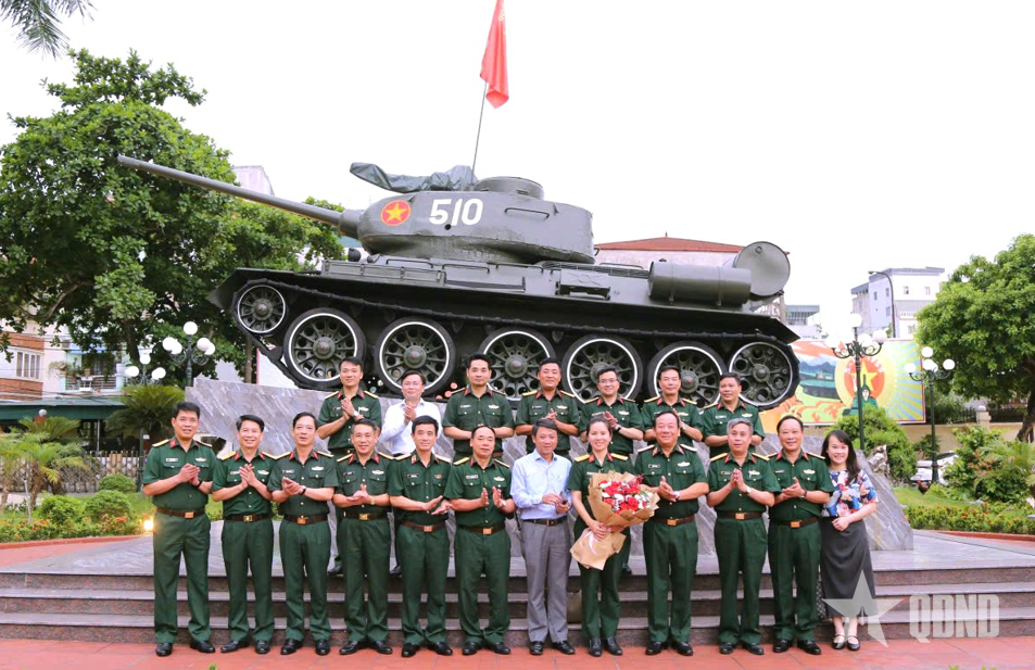 Binh chủng Tăng thiết giáp gặp mặt, chúc mừng các cơ quan thông tấn, báo chí nhân ngày 21-6