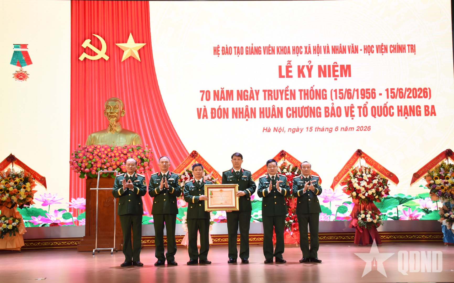 Hệ Đào tạo giảng viên Khoa học xã hội và nhân văn (Học viện Chính trị) đón nhận Huân chương Bảo vệ Tổ quốc hạng Ba