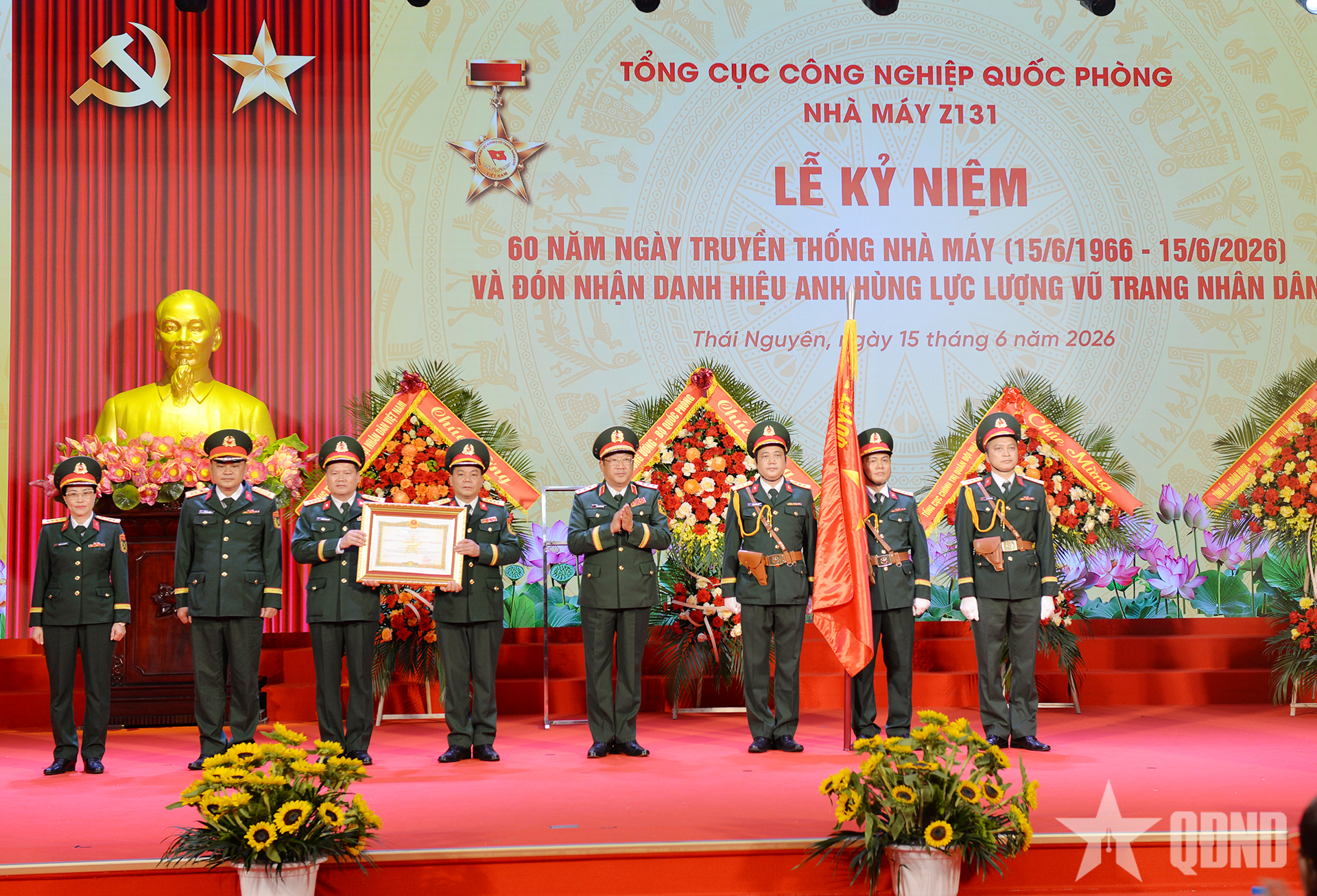 Nhà máy Z131 đón nhận danh hiệu Anh hùng LLVT nhân dân