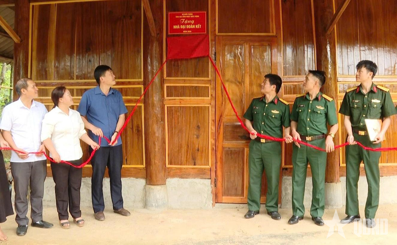 Bộ CHQS tỉnh Điện Biên trao nhà “Đại đoàn kết” tặng gia đình có hoàn cảnh khó khăn
