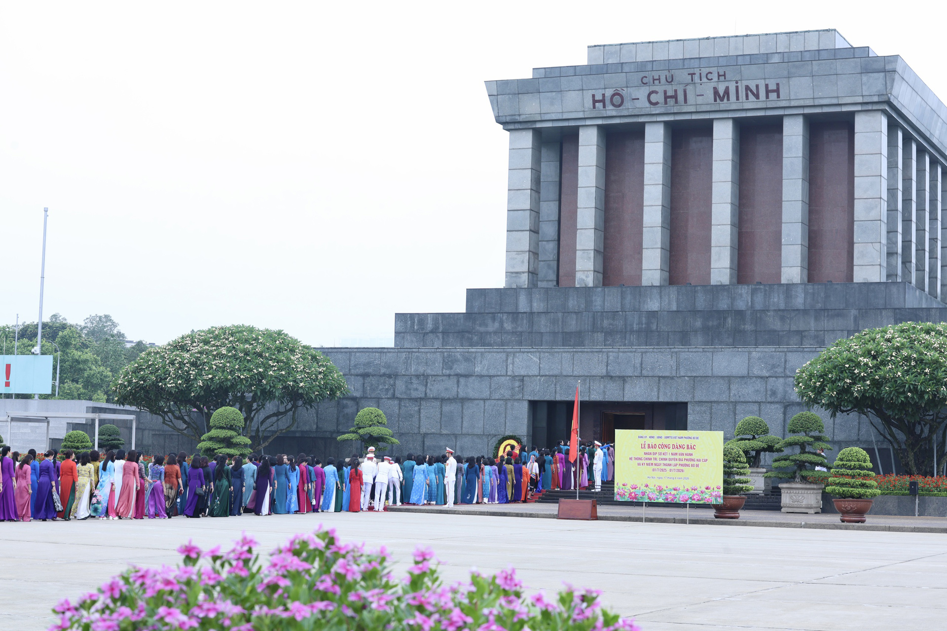 Đoàn đại biểu dự Đại hội đại biểu Phụ nữ toàn quốc lần thứ XIV vào Lăng viếng Chủ tịch Hồ Chí Minh