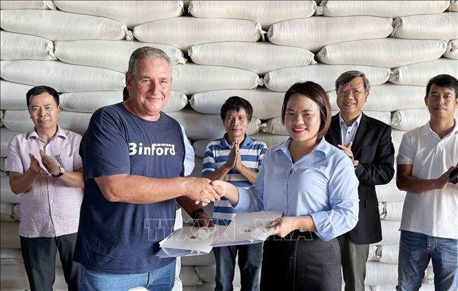 Doanh nghiệp Việt Nam bàn giao 1.200 tấn gạo cho đối tác Cuba
