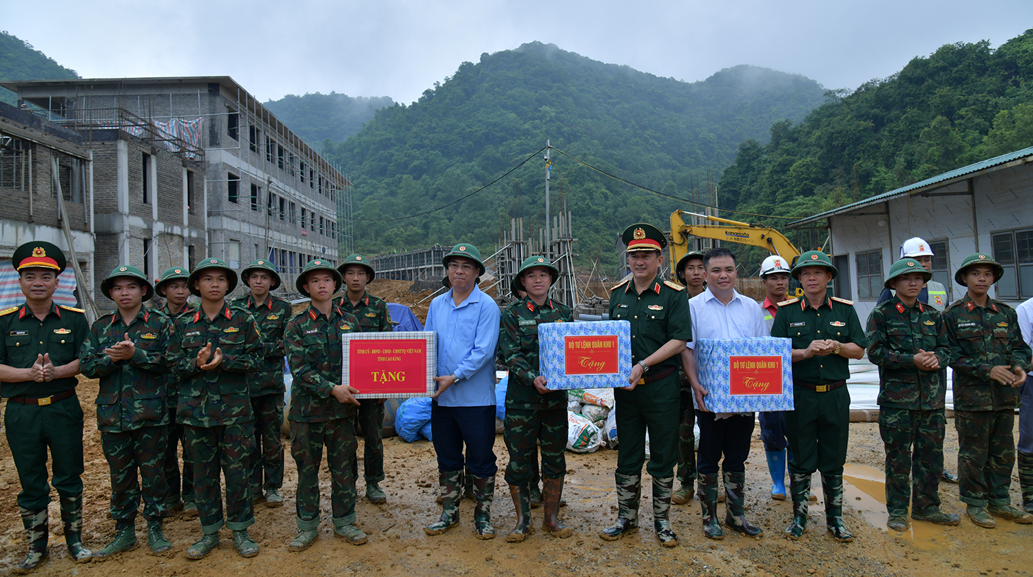 Trung tướng La Công Phương động viên lực lượng xây dựng trường học vùng biên Cao Bằng