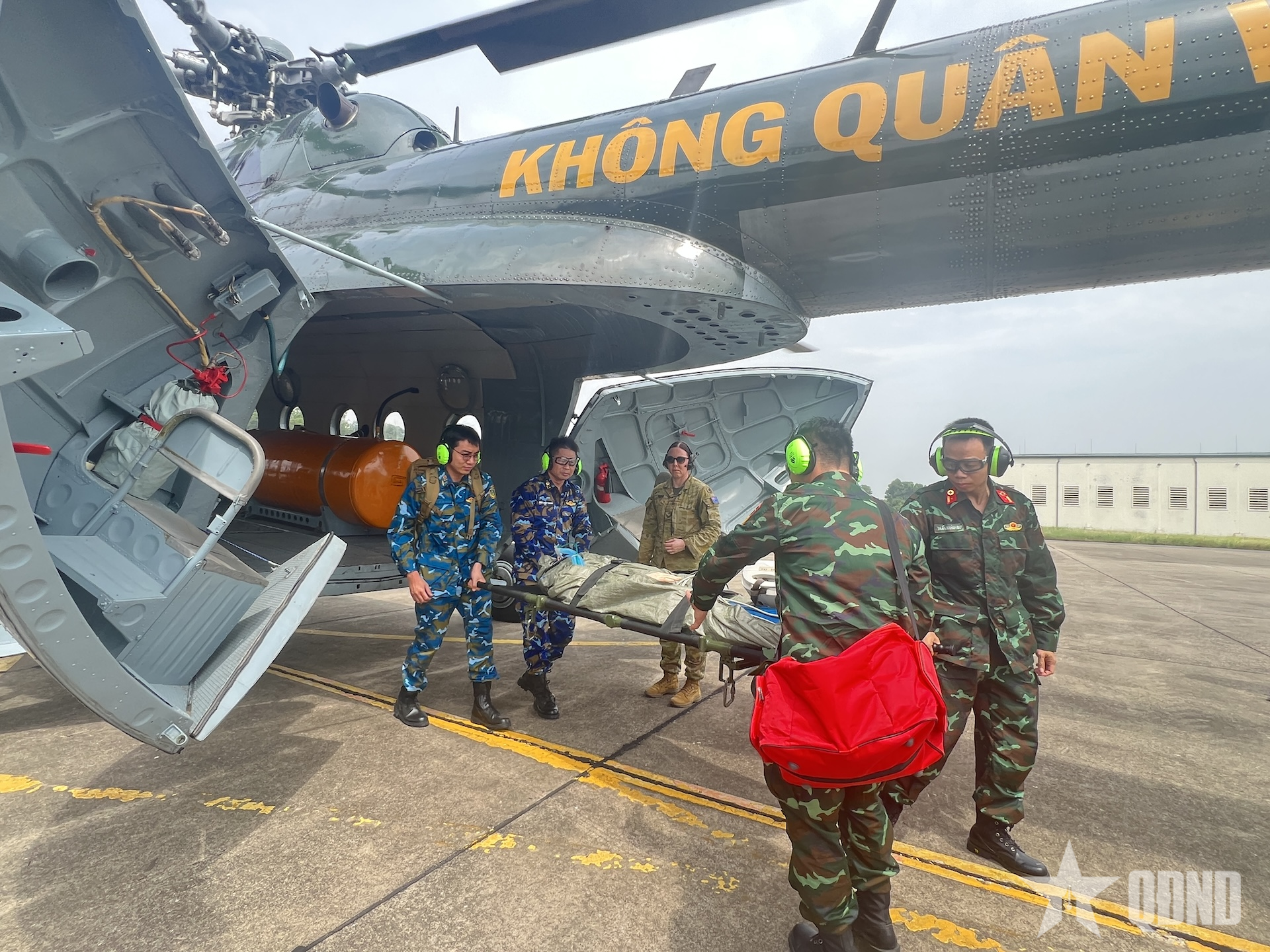 Huấn luyện thực hành vận chuyển y tế đường không cho lực lượng mũ nồi xanh Việt Nam