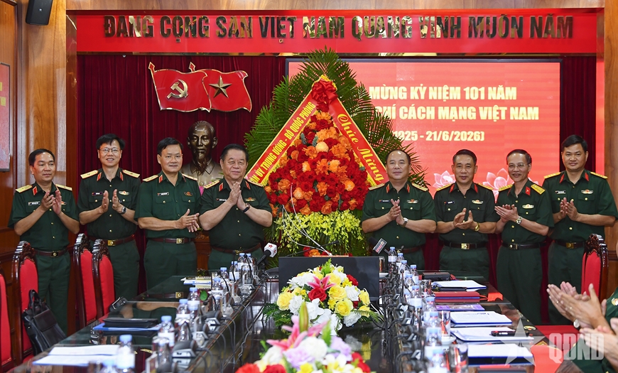Gallery - 	Đại tướng Nguyễn Trọng Nghĩa thăm, chúc mừng Báo Quân đội nhân dân - image 2