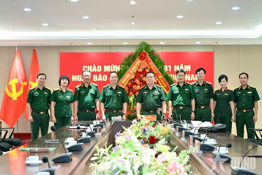 Gallery - 	Đại tướng Nguyễn Trọng Nghĩa thăm, chúc mừng Báo Quân đội nhân dân - image 11