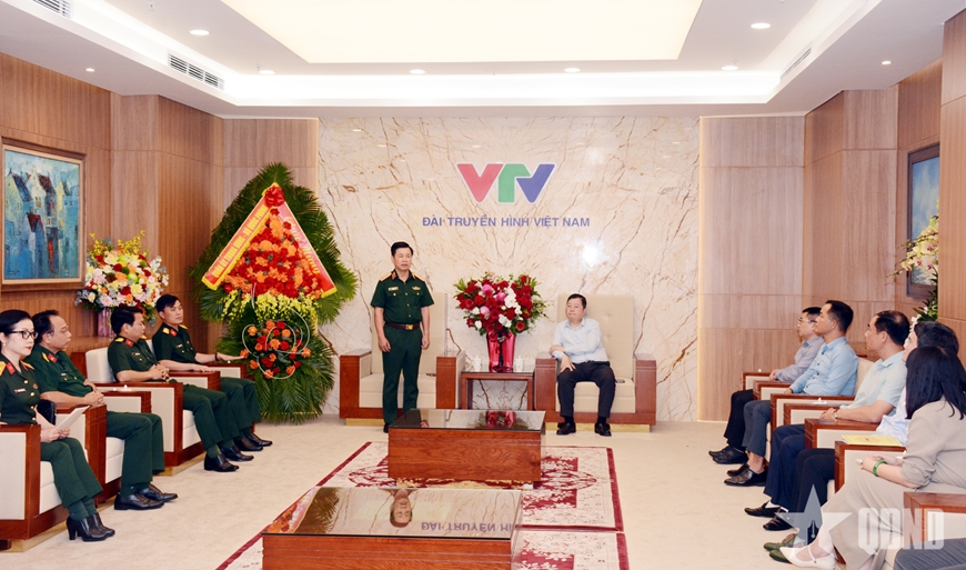 Gallery - 	Thượng tướng Đỗ Xuân Tụng chúc mừng một số cơ quan báo chí Trung ương - image 2