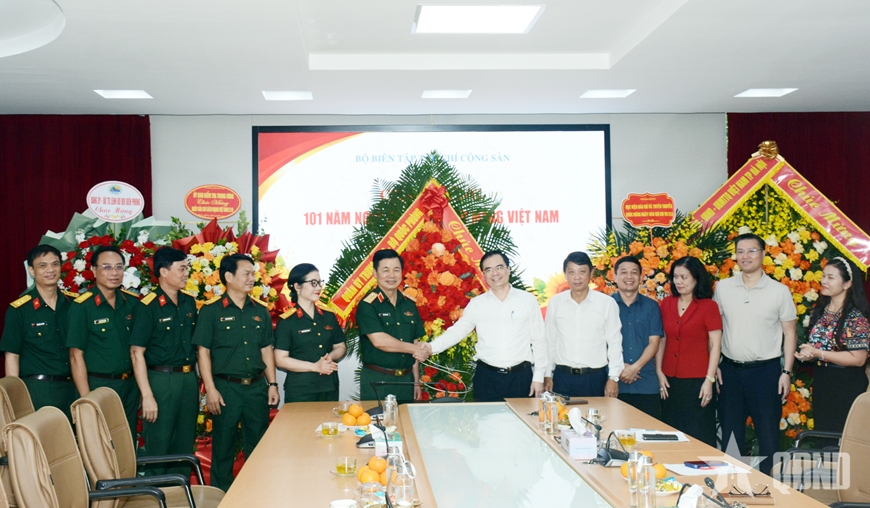 Gallery - 	Thượng tướng Đỗ Xuân Tụng chúc mừng một số cơ quan báo chí Trung ương - image 7