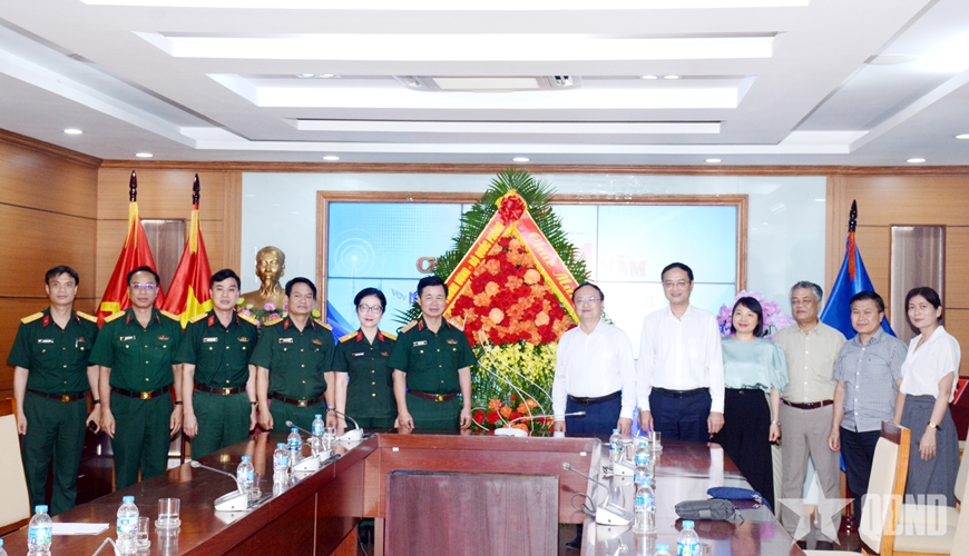 Gallery - 	Thượng tướng Đỗ Xuân Tụng chúc mừng một số cơ quan báo chí Trung ương - image 11