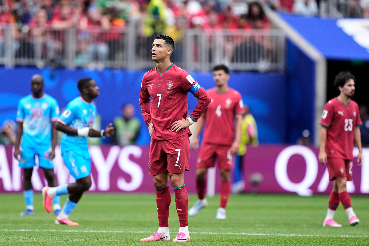 Ronaldo gây thất vọng trong ngày cân bằng kỷ lục của Messi

