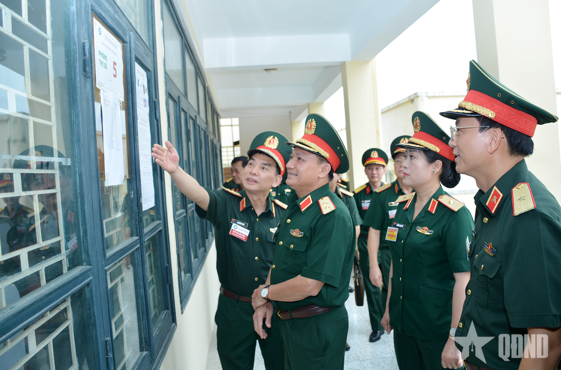 Trung tướng Lê Văn Hướng kiểm tra công tác tổ chức thi đánh giá năng lực tại Học viện Kỹ thuật Quân sự

