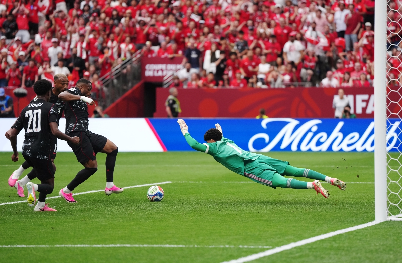 World Cup 2026: Canada thắng 6-0 khi Qatar nhận 2 thẻ đỏ