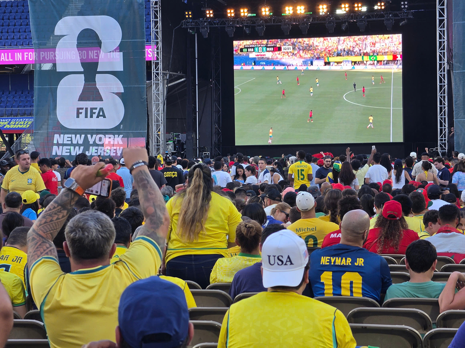 Muôn nẻo World Cup 2026: Fanzone trong sân vận động