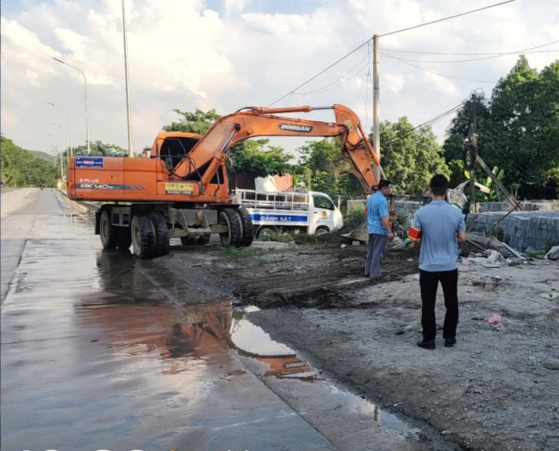 Tháo dỡ biển quảng cáo trái phép, giải tỏa chợ tự phát trên tuyến đường Hồ Chí Minh