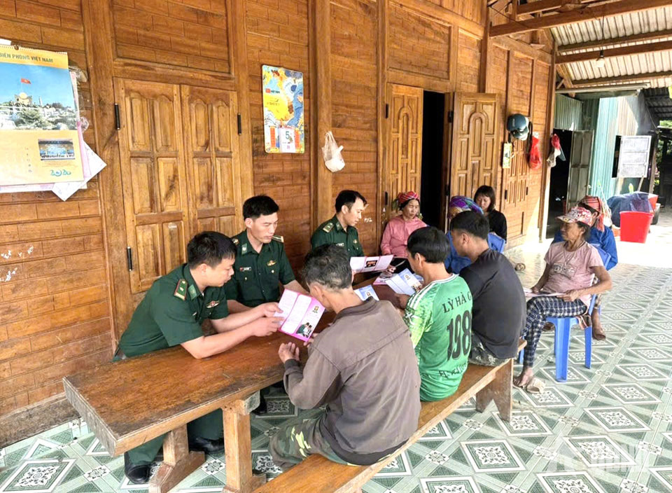 Đồn Biên phòng Sen Thượng: Trao sinh kế và phổ biến pháp luật cho người dân biên giới