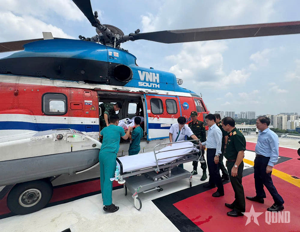 Trực thăng bay cấp cứu đưa bệnh nhân từ Nhà giàn DK1 về đất liền điều trị