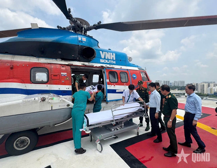 Trực thăng bay cấp cứu đưa bệnh nhân từ Nhà giàn DK1 về đất liền điều trị