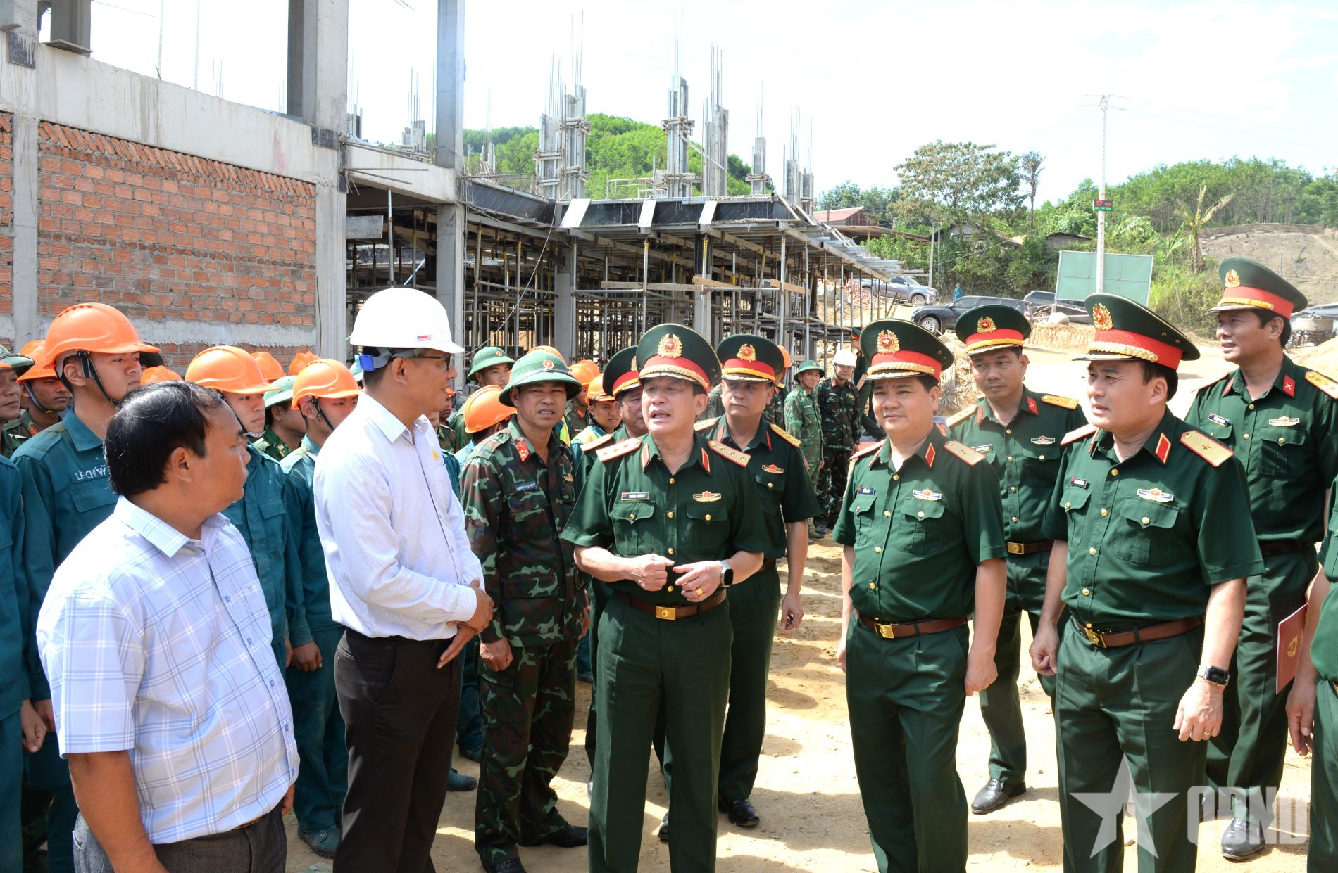 Thượng tướng Trương Thiên Tô thăm, động viên lực lượng tham gia xây dựng trường học tại khu vực biên giới TP Đà Nẵng