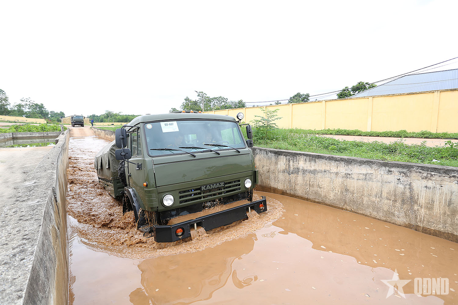 Tổng cục Hậu cần - Kỹ thuật nghiệm thu 37 xe Kamaz vận tải, kéo pháo lắp ráp tại cơ sở trong nước