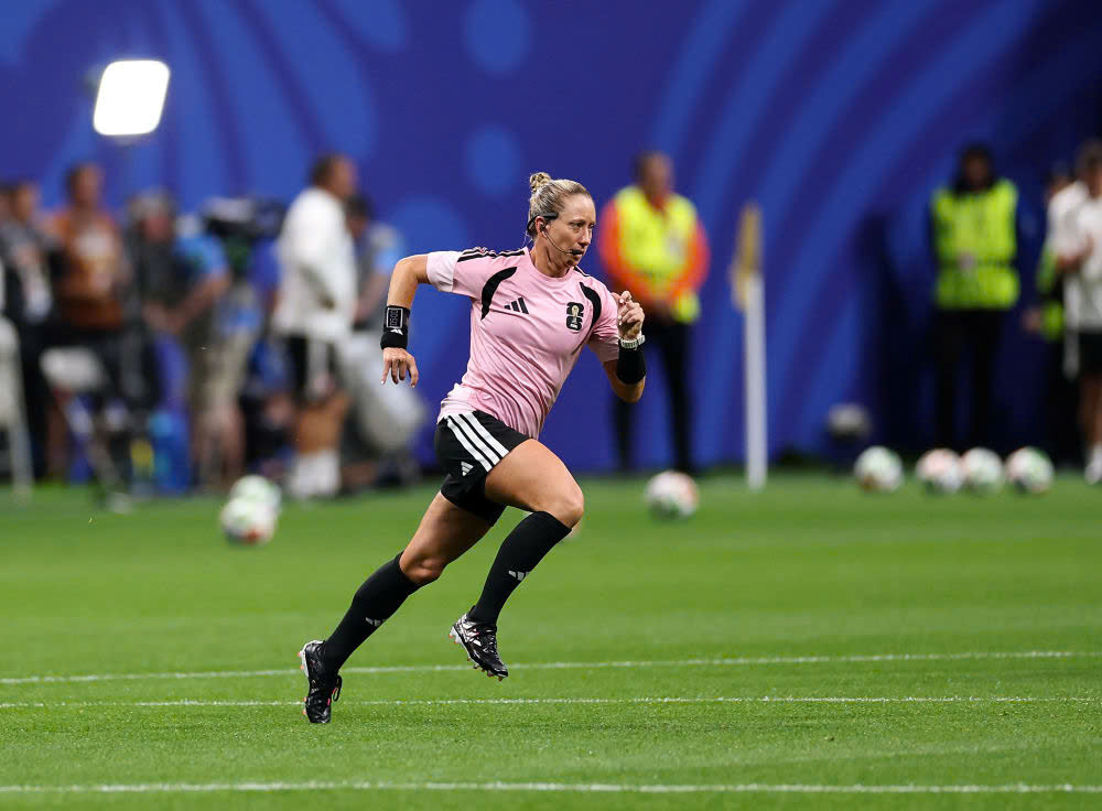 Chân dung nữ trọng tài chính đầu tiên tại World Cup 2026

