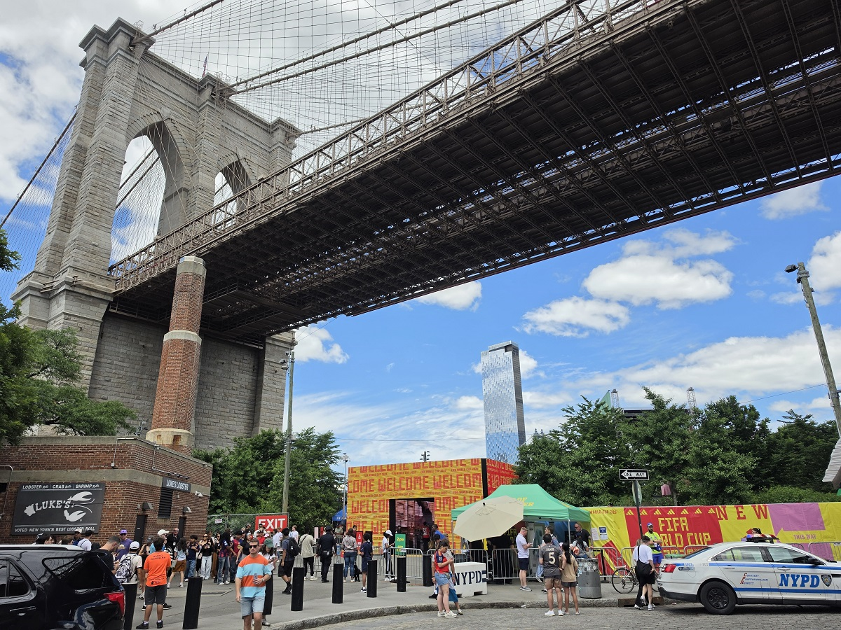 Muôn nẻo World Cup 2026: Xem bóng đá trên bãi cỏ, ngắm cầu Brooklyn