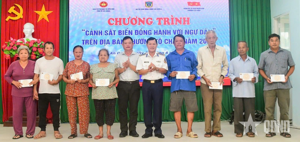Bộ tư lệnh Vùng Cảnh sát biển 4 đồng hành với ngư dân phường Tô Châu (An Giang)
