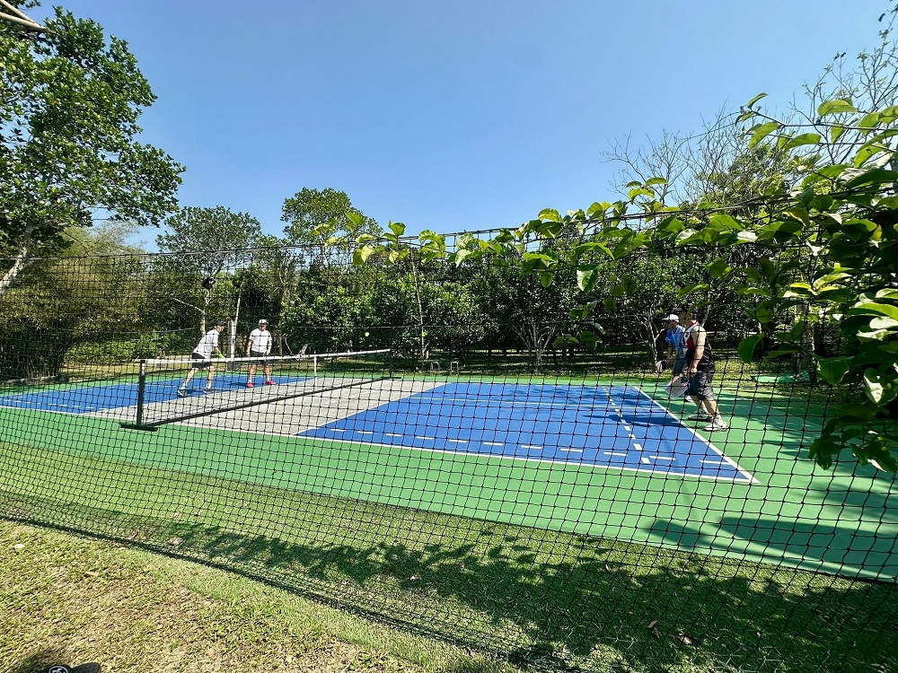 Chơi pickleball dưới nắng gắt - phép thử sinh tử