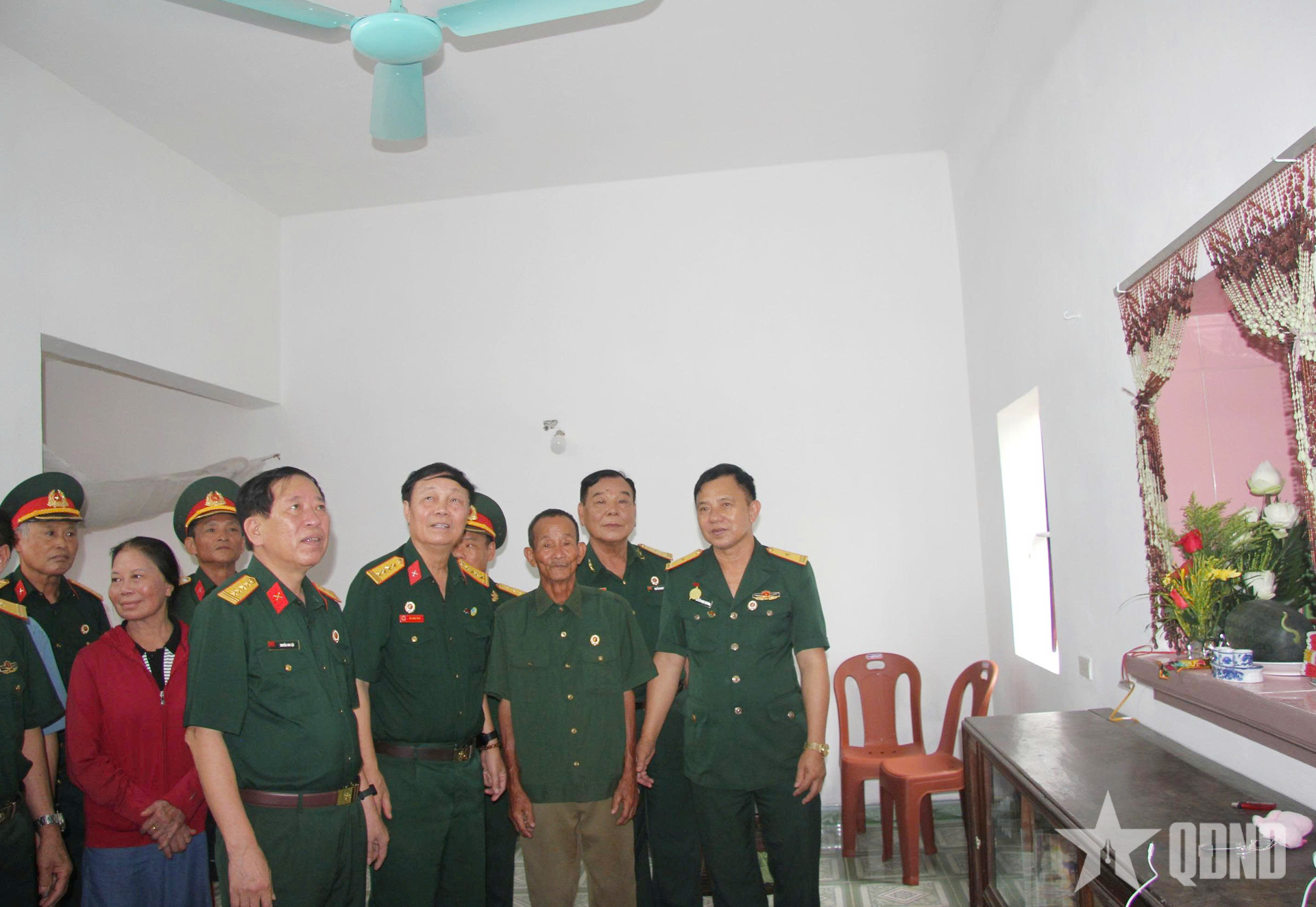 Thắm tình đồng đội trong ngôi nhà mới