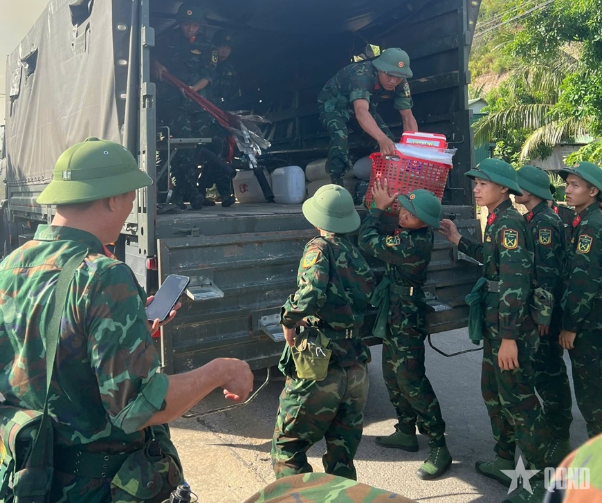 Bộ CHQS tỉnh Nghệ An tăng cường lực lượng khống chế cháy rừng tại xã Thiên Nhẫn