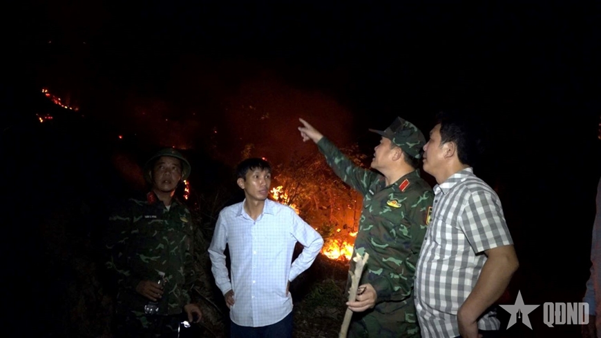 Bộ CHQS tỉnh Nghệ An tăng cường lực lượng khống chế cháy rừng tại xã Thiên Nhẫn